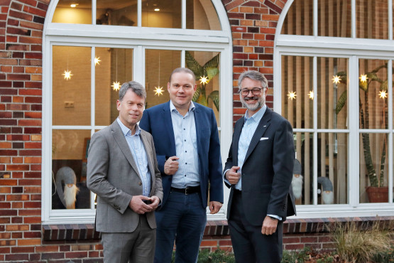 WEMAG-Vorstand Thomas Murche, Caspar Baumgart stehen gemeinsam mit WEMAG-Vertriebsleiter Michael Hillmann gemeinsam vor dem Kundencenter der WEMAG.