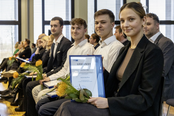Die jungen Menschen zeigen stolz Ihre Urkunden in die Kamera.