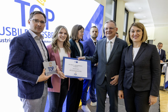 WEMAG-Gruppenleiter Ausbildung, Frank Dumontie, und die Dualstudierende Angelina Ziebell halten stolz die Urkunde und Plakette in die Kamera. 