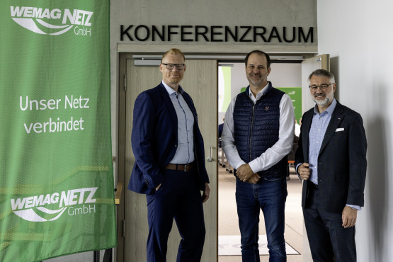 Geimsamer Blick in die Kamera vor dem Konferenzsraum von eschäftsführer der WEMAG Netz GmbH Tim Stieger, Referatsleiter Christian Engelke aus dem Wirtschaftsministerium und WEMAG-Vorstand Thomas Murche .