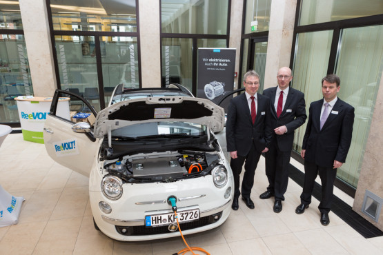 Energieminister Christian Pegel ist begeister vom Elektroauto
