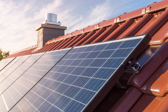 Foto: tl6781, Photovoltaikanlage auf dem Dach, Fotolia 119002551