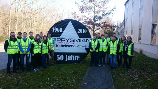 Die WEMAG-Azubis und Studenten vor dem Prysmian-Kabelwerk in Schwerin