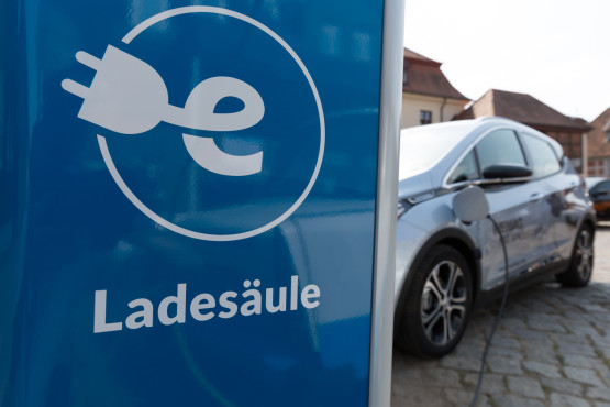 Elektroauto an der E-Ladesäule Neustadt-Glewe
