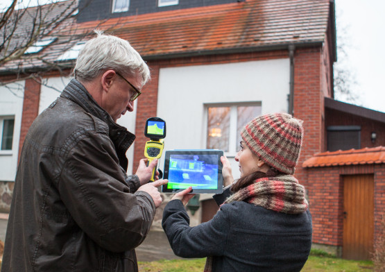 Beratung für Energieeinsparung mit Wärmebildkamera für thermografische Analysen
