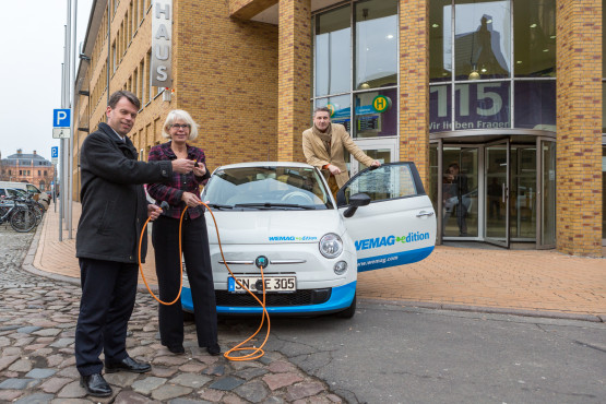 WEMAG-Vorstand Caspar Baumgart überreicht den Schlüssel für das Elektroauto