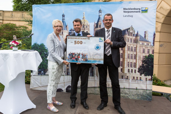 Sylvia Bretschneider, Caspar Baumgart und Frank Mundzek setzen ein Zeichen für Demokratie