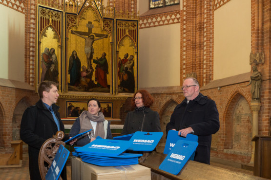 WEMAG spendete 200 Sitzkissen der Kirche Dobbertin