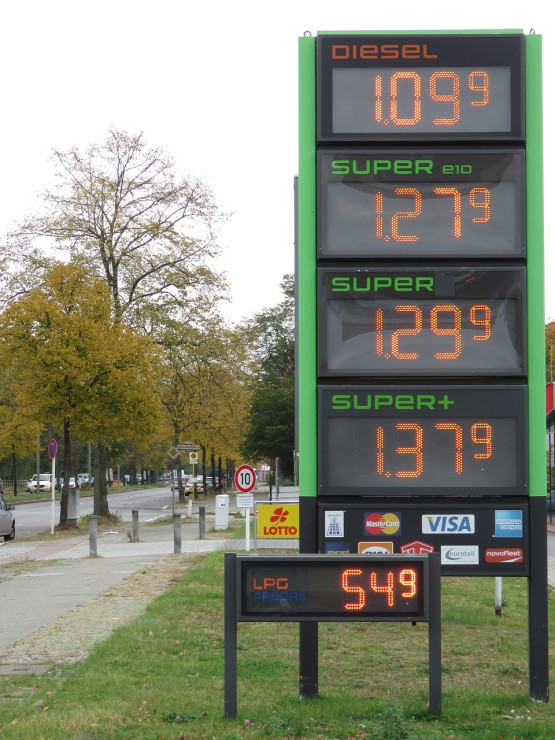 Preisschild einer Tankstelle mit 54 Cent für Autogas LPG