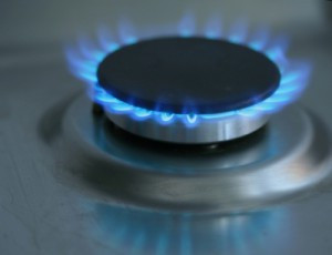 Gas im Haushalt zum Heizen, Kochen, zur Warmwasserbereitung & vielem mehr Gasherd der gerade aktiv ist, jedoch ohne Topf oder Pfanne drauf