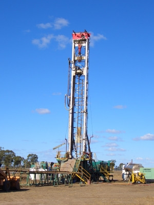Frackingbohrturm mit einem blauen Himmel im Hintergrund
