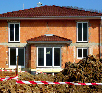 Ein sich gerade im Bau befindliches Haus mit roten Ziegelsteinen