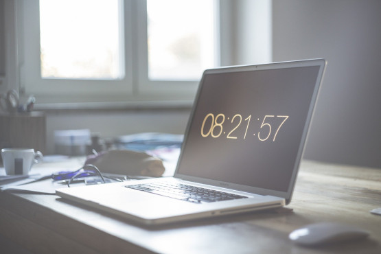 HomeOffice Stromkosten - Laptop am Arbeitstisch