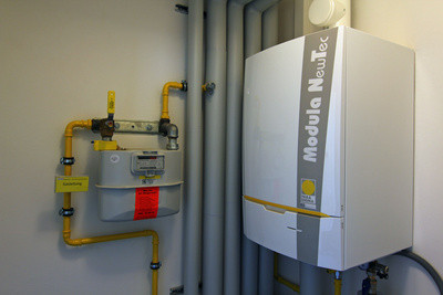Weißer gas Brennwertkessel mit der Aufschrift Modula NewTec