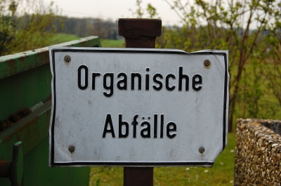 Weißes Hinweisschild "Organische Abfälle"