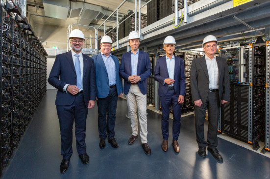 WEMAG-Vorstand Thomas Murche und WEMAG-Batteriespeicherexperte Tobias Struck begrüßten zur Jubiläumsveranstaltung auch Urban Windelen, Geschäftsführer des Bundesverbandes Energiespeicher Systeme e. V., Dr. Florian Haslauer, e.venture consulting GmbH und Clemens Triebel, Mitgründer des Berliner Batterieentwicklers Younicos, (v. l.).