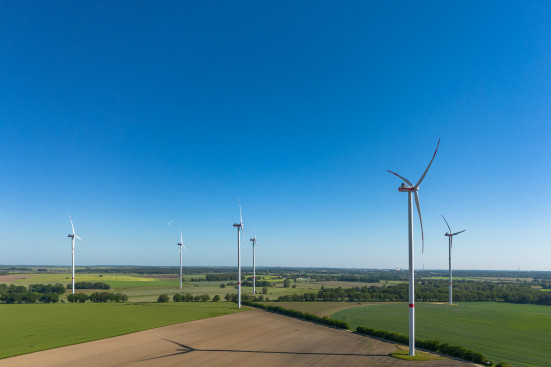 Windpark aus der Luft mit blauem Himmel im Hintergrund