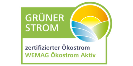 WEMAG Ökostrom Aktiv – zertifiziert mit dem Grüner Strom-Label. Grüner Strom-Label für zertifizierten Ökostrom, mit grünem Rahmen, einem Symbol für eine aufgehende Sonne über stilisierten Hügeln sowie den Schriftzügen „GRÜNER STROM“ und „WEMAG Ökostrom Aktiv“. Das Label bestätigt den hohen Umweltnutzen und die Förderung neuer regenerativer Energieprojekte.