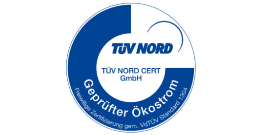 WEMAG Ökostrom Anbieter aus Schwerin – TÜV NORD-geprüfte Qualität seit 2008. TÜV NORD-Siegel für geprüfte Ökostromqualität, das die jährliche Zertifizierung von WEMAG Ökostrom bestätigt. Das Siegel zeigt den Schriftzug „TÜV NORD CERT GmbH“ sowie die Aufschrift „Geprüfter Ökostrom“ und verweist auf die Zertifizierung gemäß VdTÜV Standard 1304.