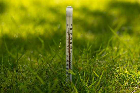 Ein Thermometer zeigt die Temperatur an.