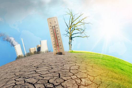 Symbolische Darstellung des Klimawandels: Ein Thermometer zeigt hohe Temperaturen auf einer ausgetrockneten, rissigen Erde. Im Hintergrund sind rauchende Fabrikschornsteine zu sehen, während auf der anderen Seite eine grüne Wiese mit einem verdorrten Baum unter einer heißen Sonne steht.