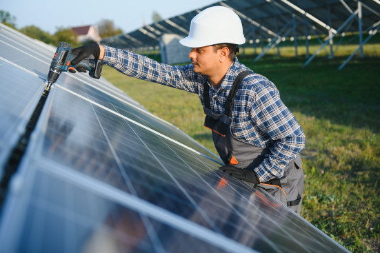 Hier wird eine neue PV-Anlage installiert.