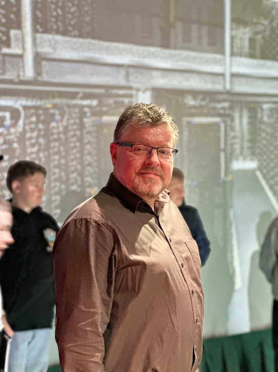 Der Speicherexperte der WEMAG steht auf der Bühne und lächelt in die Kamera.