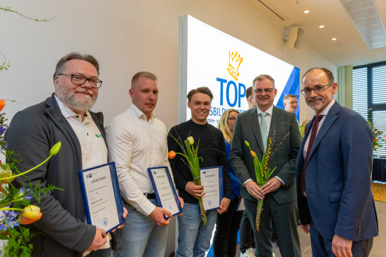 Urkunden werden überreicht.