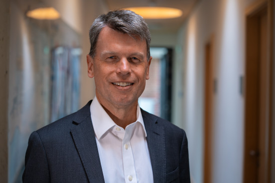 Vorstand Caspar Baumgart lächelt in die Kamera.