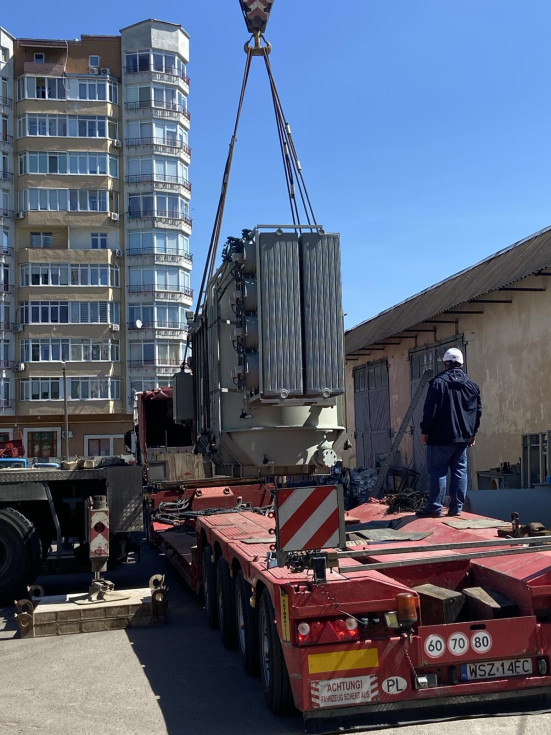 Der Trafo wird von einem LKW-Anhänger abgeladen