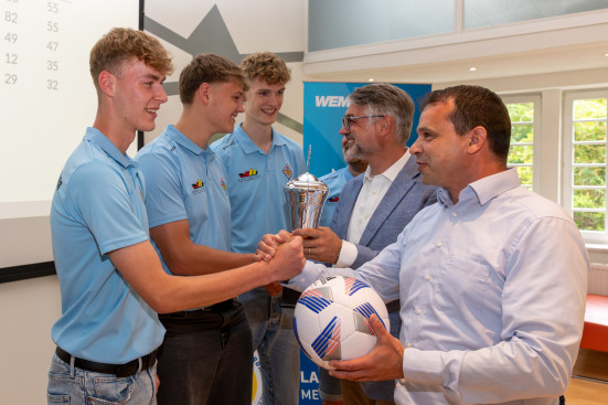 Herr Murche gratuliert den Staffelsiegern.