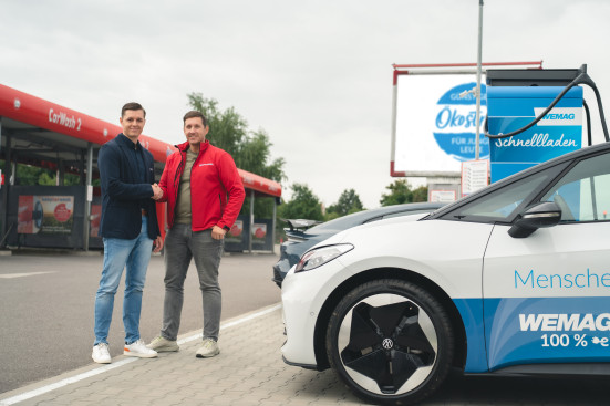 Felix Plückhahn, WEMAG Projektleiter, und Henrik Mernitz, Geschäftsführer von EasyCarWash, posieren vor der Schnelladesäule.