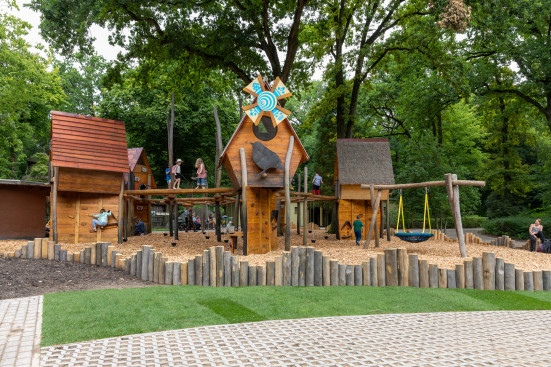 Der Spielplatz besteht aus fünf verbundenen Baumhäusern.