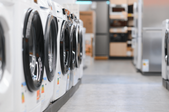 Waschmaschinen stehen aufgereiht in einem Geschäft.