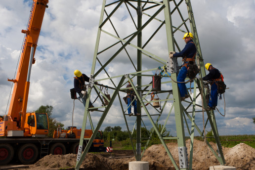 Techniker arbeiten am Strommast.