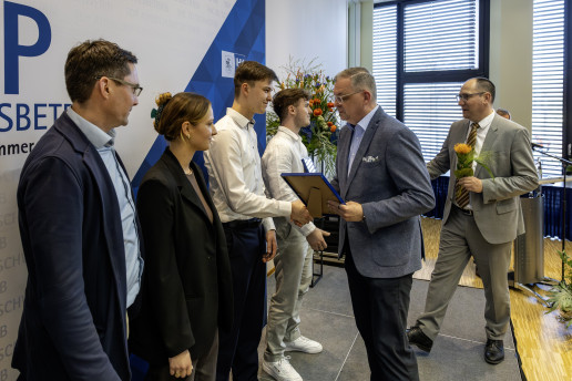 Die Zeugnisse werden vom IHK-Päsidenten überreicht.