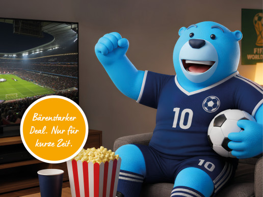 Blauer Comic-Bär im Fußballtrikot sitzt mit Fußball und Popcorn vor dem Fernseher und schaut ein Fußballspiel im Stadion. Daneben steht der Schriftzug: ‚Bärenstarker Deal. Nur für kurze Zeit.‘