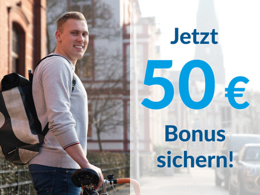 Person steht mit einem Fahrrad in einer städtischen Umgebung. Rechts im Bild befindet sich der Werbetext „Jetzt 50 € Bonus sichern!“ in blauer Schrift auf hellem Hintergrund.
