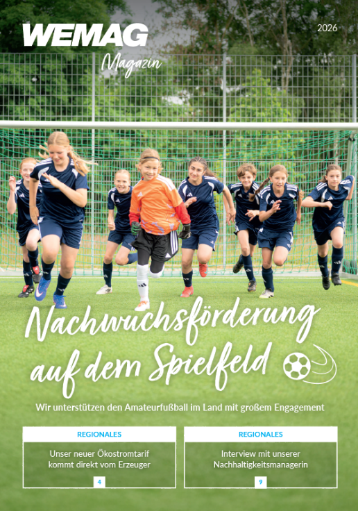 Titelbild des WEMAG Magazins 2026: Kinder und Jugendliche starten auf einem Fußballplatz vor einem Tor. Schwerpunkt der Ausgabe ist die Nachwuchsförderung im Amateurfußball.