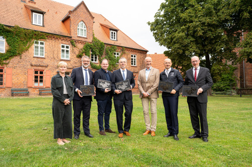 Symbolisches Abschlussbild mit allen Beteiligten vor der Festungsanlage Dömitz