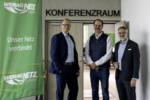 Geimsamer Blick in die Kamera vor dem Konferenzsraum von eschäftsführer der WEMAG Netz GmbH Tim Stieger, Referatsleiter Christian Engelke aus dem Wirtschaftsministerium und WEMAG-Vorstand Thomas Murche .
