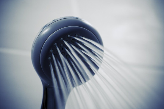 Wasser sparen mit dem richtigen Duschkopf Duschkopf der einen breiten Wasserstrahl raus lässt