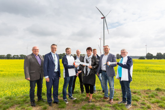 Schlüsselübergabe zur Einweihung des Windparks Schlüsselübergabe zur Einweihung des Windparks
