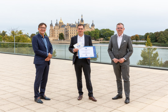 Schwerins Wirtschaftsdezernent Bernd Nottebaum, WEMAG-Ausbildungsleiter Frank Dumontie und IHK-Präsident Matthias Belke (v.l.) bei der Auszeichnungsveranstaltung