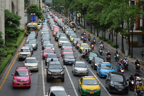 Motor bei Wartezeiten ausschalten um Sprit und Strom zu sparen Stau in einer Stadt - Motor bei Wartezeiten ausschalten um Sprit und Strom zu sparen