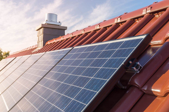 Foto: tl6781, Photovoltaikanlage auf dem Dach, Fotolia 119002551