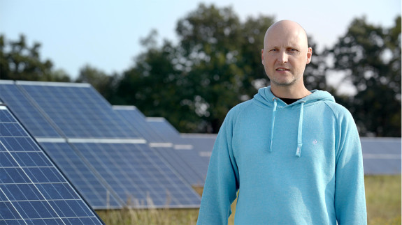 Sebastian liebt die Natur und setzt auf saubere Solarenergie Sebastian liebt die Natur und setzt auf saubere Solarenergie