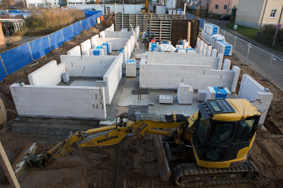 Ansicht vom Hausbau aus der Perspektive Für den Bau eines Hauses wird Baustrom benötigt