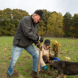 Elfriede und Richard Hellmann kommen aus Hamburg. Als WEMAG-Kunden beteiligen sich schon zum dritten Mal bei einer Baumpflanzaktion des Energieversorgers. Immer mit dabei ist auch ihr Hund Locke. "Wir sind hier, weil wir etwas für die Zukunft tun wollen",