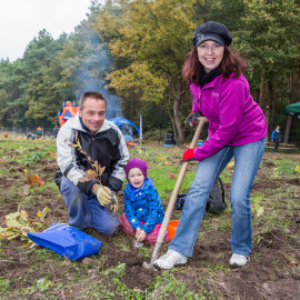 Jörg Mangels, Tochter Laura und Nadine Steinhauer (v.l.) beteiligen sich zum ersten Mal an der WEMAG-Baumpflanzaktion. Sie kommen aus Dorf Mecklenburg und wollen einfach mit anpacken.